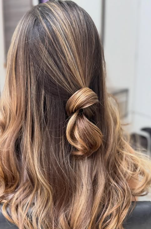 Cabelo com mechas e penteado semipreso
