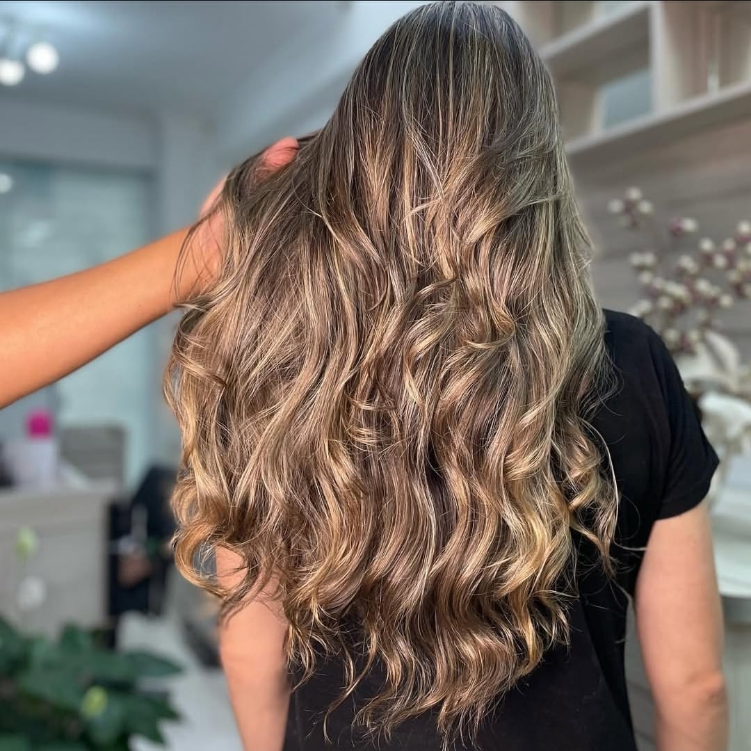 Cabelo longo ondulado com iluminado