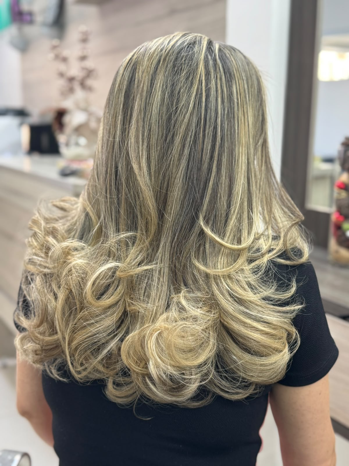Cabelo loiro com cachos e luzes